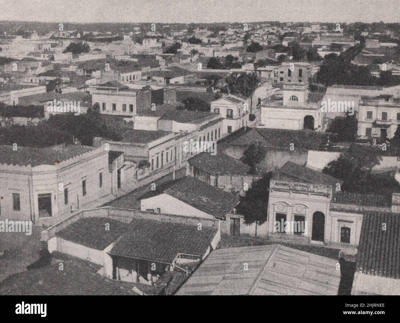 Blick auf die niedrigen, weißen Häuser der paraguayischen Metropole (1923) Stockfoto