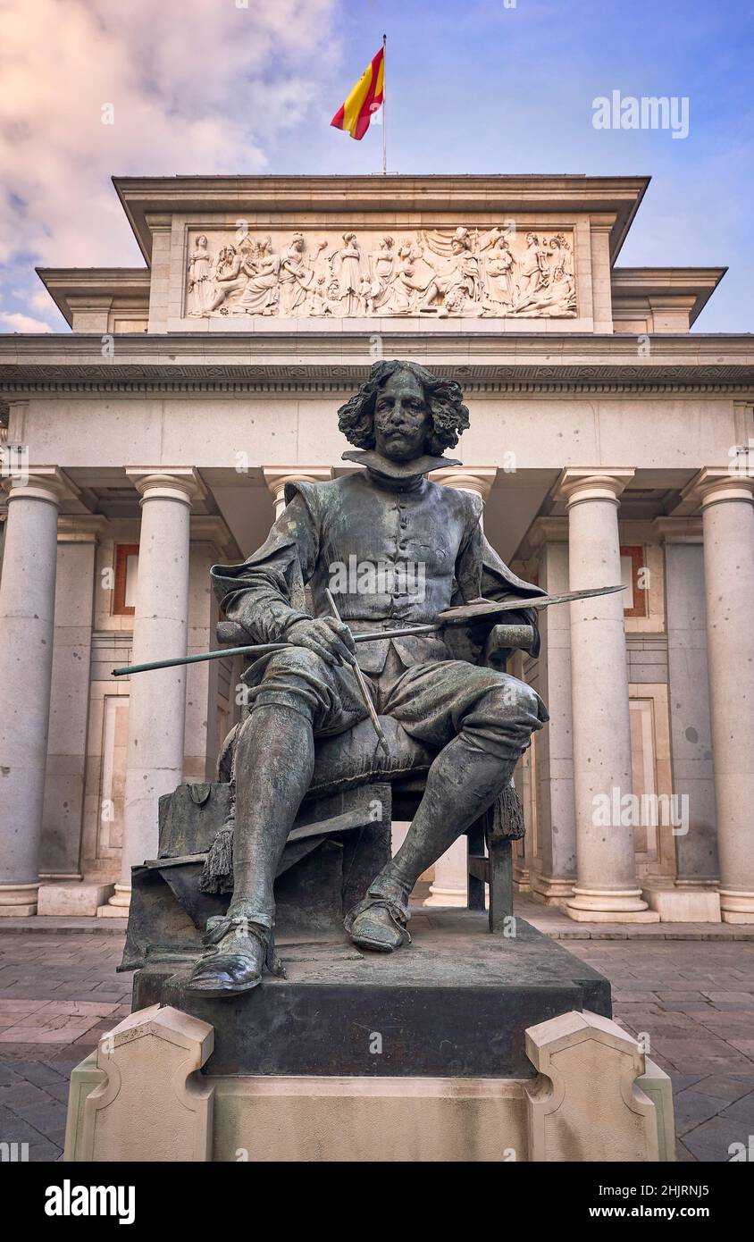 Velazquez Statue an der Westfassade des Prado Museums, bekannt als Velazquez Tor. Madrid, Spanien. Stockfoto