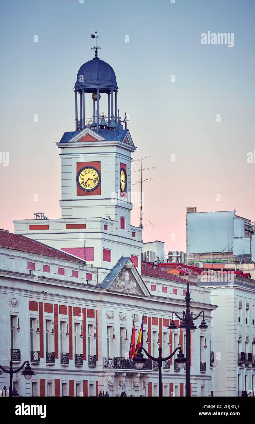 Das Casa de Correos befindet sich am Puerta del Sol Platz, einer der berühmtesten Sehenswürdigkeiten der Stadt. Madrid Spanien. Stockfoto