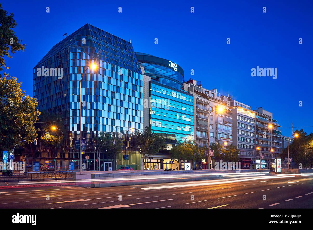 Energieeffiziente Bürogebäude in der Straße Paseo de la Castellana, Stadtteil Nuevos Ministerios. Madrid, Spanien. Stockfoto