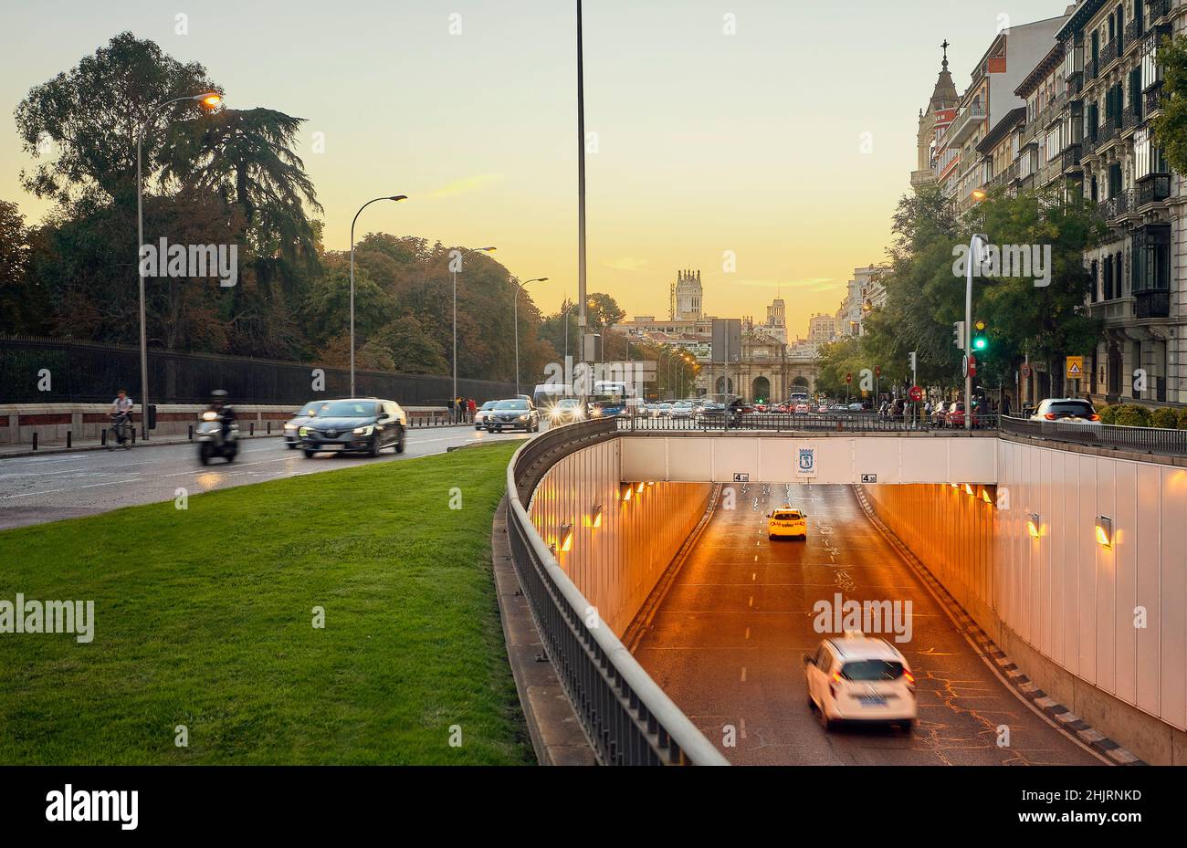 Zwei-Wege-Verkehr in der Alcala-Straße neben dem Denkmal Puerta de Alcala. Madrid. Spanien. Stockfoto