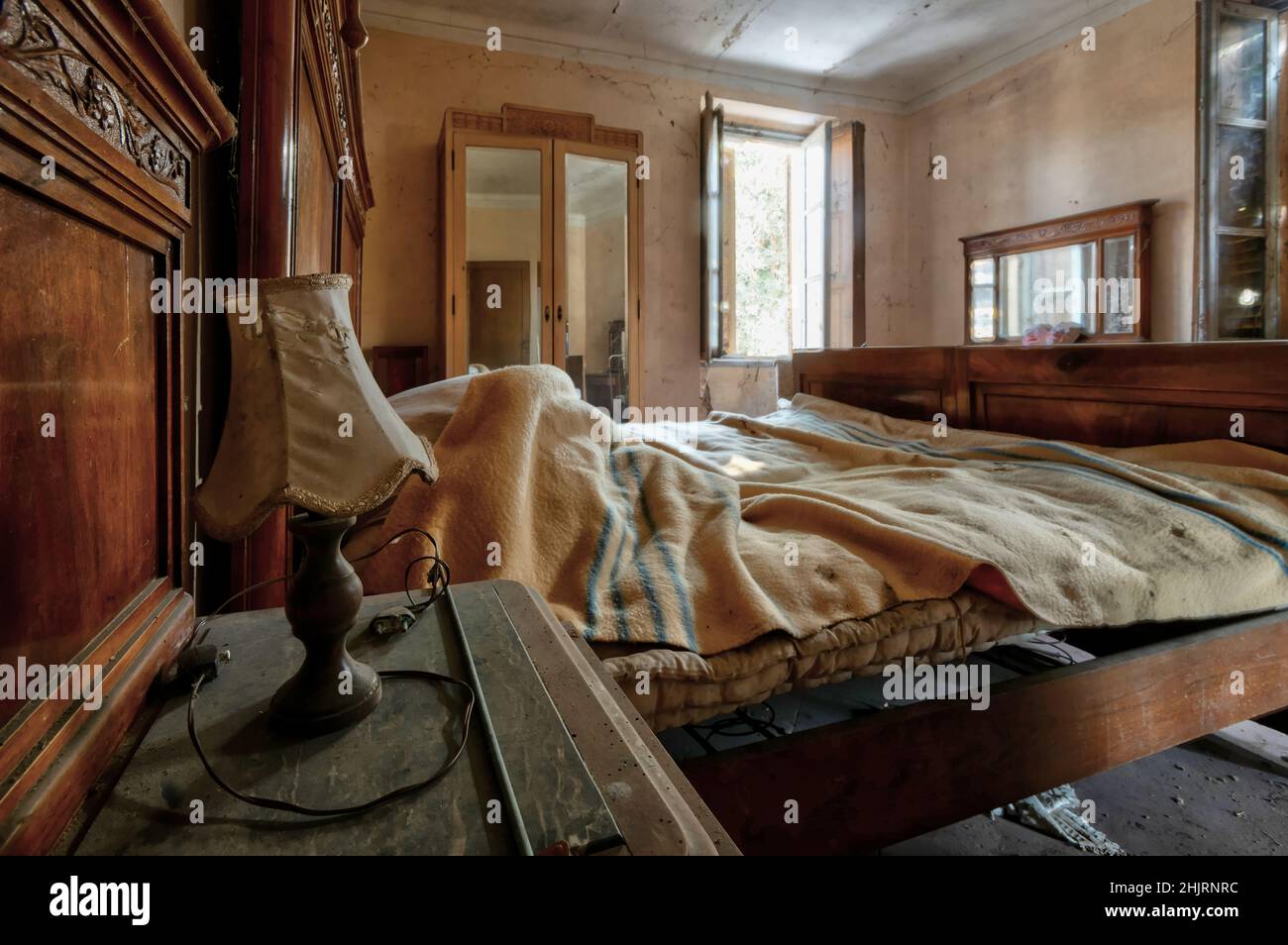 Italien, Den 20. Januar 2021. Schlafzimmer mit Doppelbett und Kleiderschrank in einem verlassenen Haus. Urbex Stockfoto