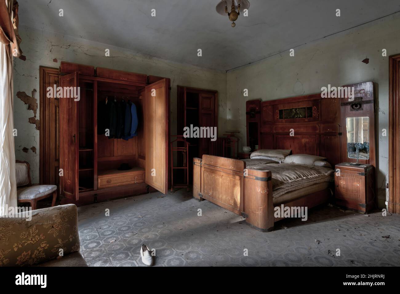 Italien, Den 20. Januar 2021. Schlafzimmer mit Doppelbett und Kleiderschrank in einem verlassenen Haus. Urbex Stockfoto