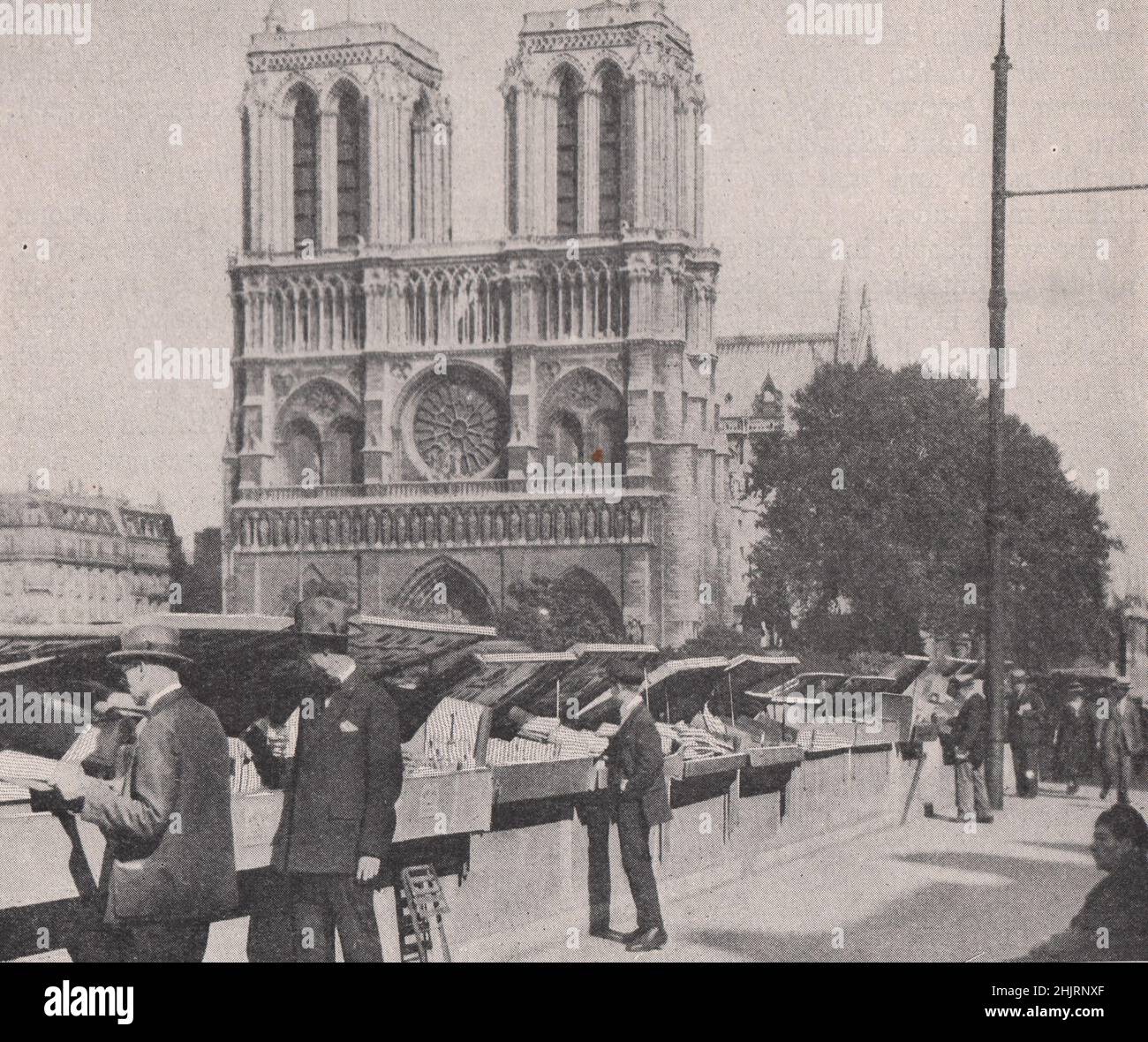 Seltsame Bücherstände unter den Türmen von Notre Dame. Paris (1923) Stockfoto