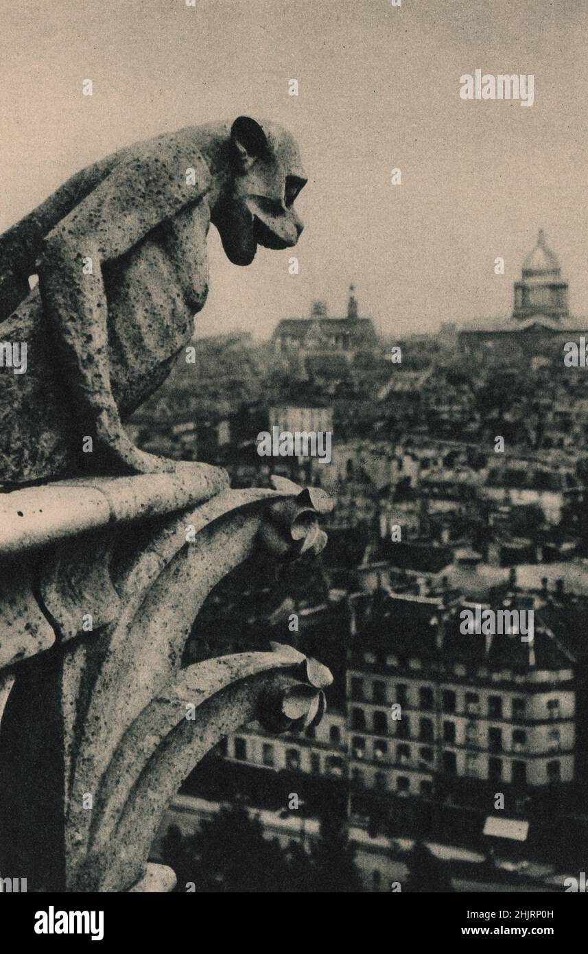 Dieser steinerne Dämon, der rohe Stärke symbolisiert, schnappt sich von Notre Dame aus gegen die Stadt. Auf der rechten Seite befindet sich das Panthéon. Paris (1923) Stockfoto