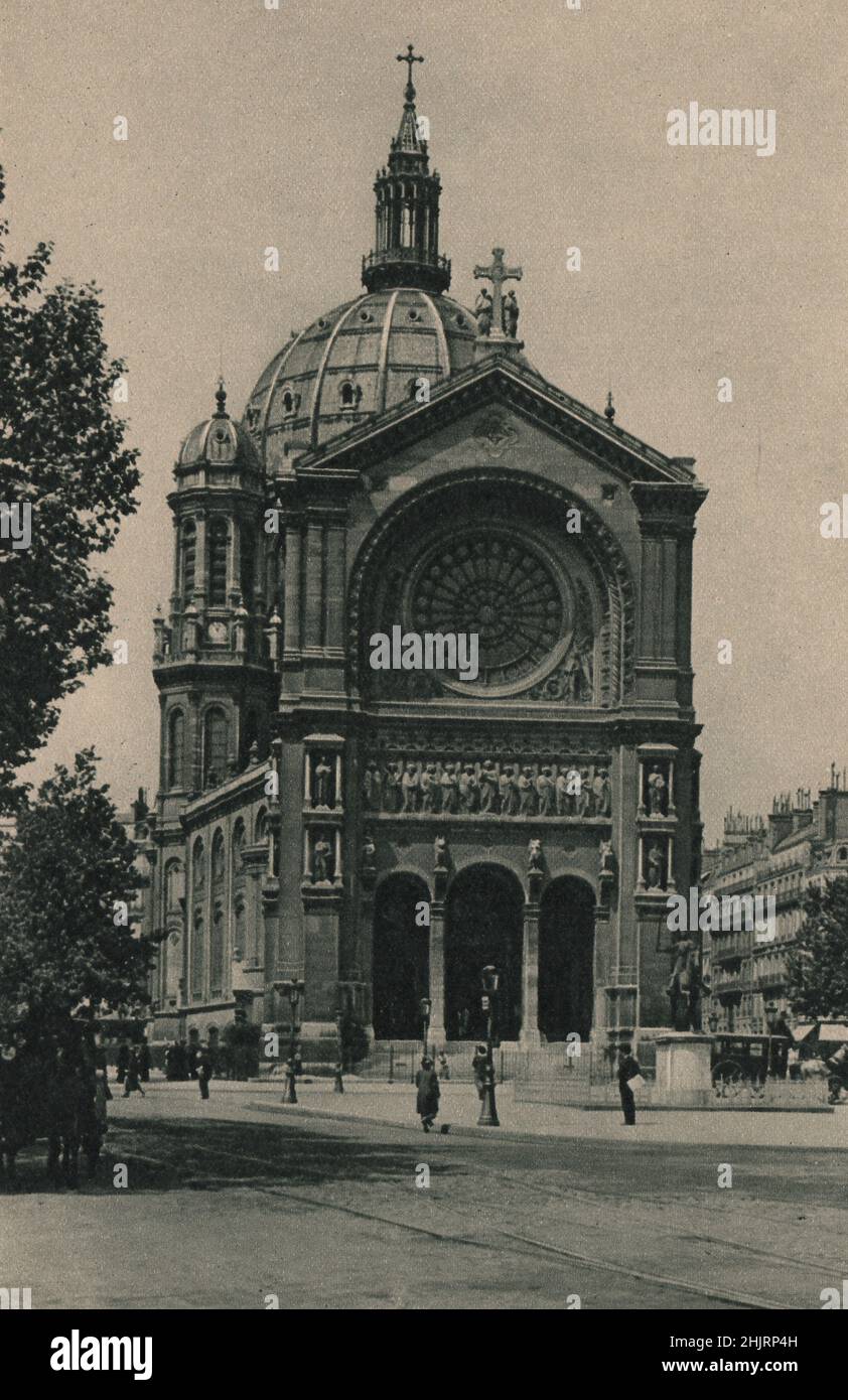 Über dem dreifachen Torbogen der Kirche St. Augustin befinden sich Statuen von Christus und den Aposteln und ein schönes Rosenfenster. Paris (1923) Stockfoto