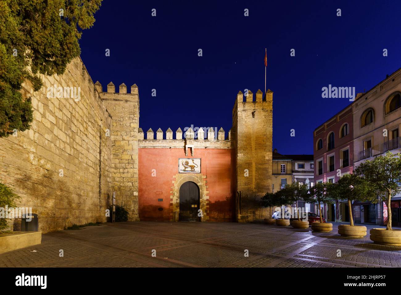 Nachtansicht des Eingangs der Burg Alcazar im Herzen der mittelalterlichen Altstadt von Sevilla in Andalusien in Spanien Stockfoto