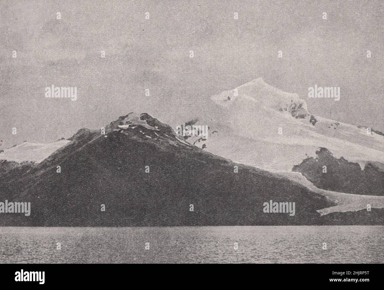 Schneebedeckter Monte Sarmiento vom Magdalen Sound. Chile. Patagonien (1923) Stockfoto