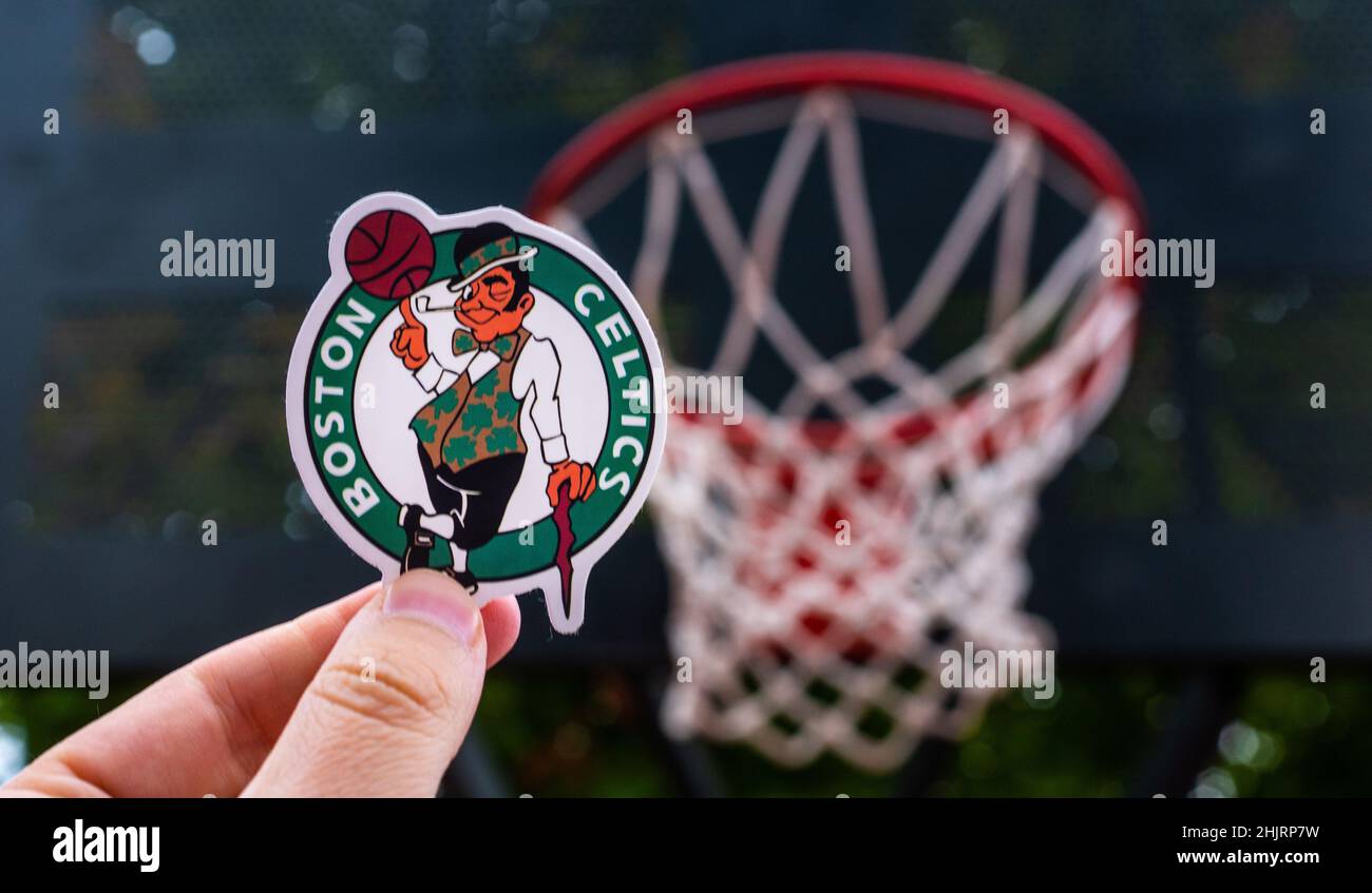15. September 2021, Boston, USA, Ein Mann hält das Logo des Boston Celtics Basketballclubs in der Hand auf dem Sportplatz. Stockfoto