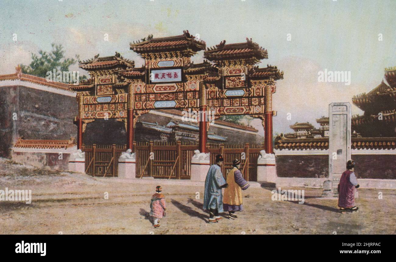 Peking. Oft treffen sich Gedächtnisbögen über den Straßen. Dieser Bogen aus Teakholz erzeugt in der Sonne ein feines Farbenflammen. China. Peking (1923) Stockfoto