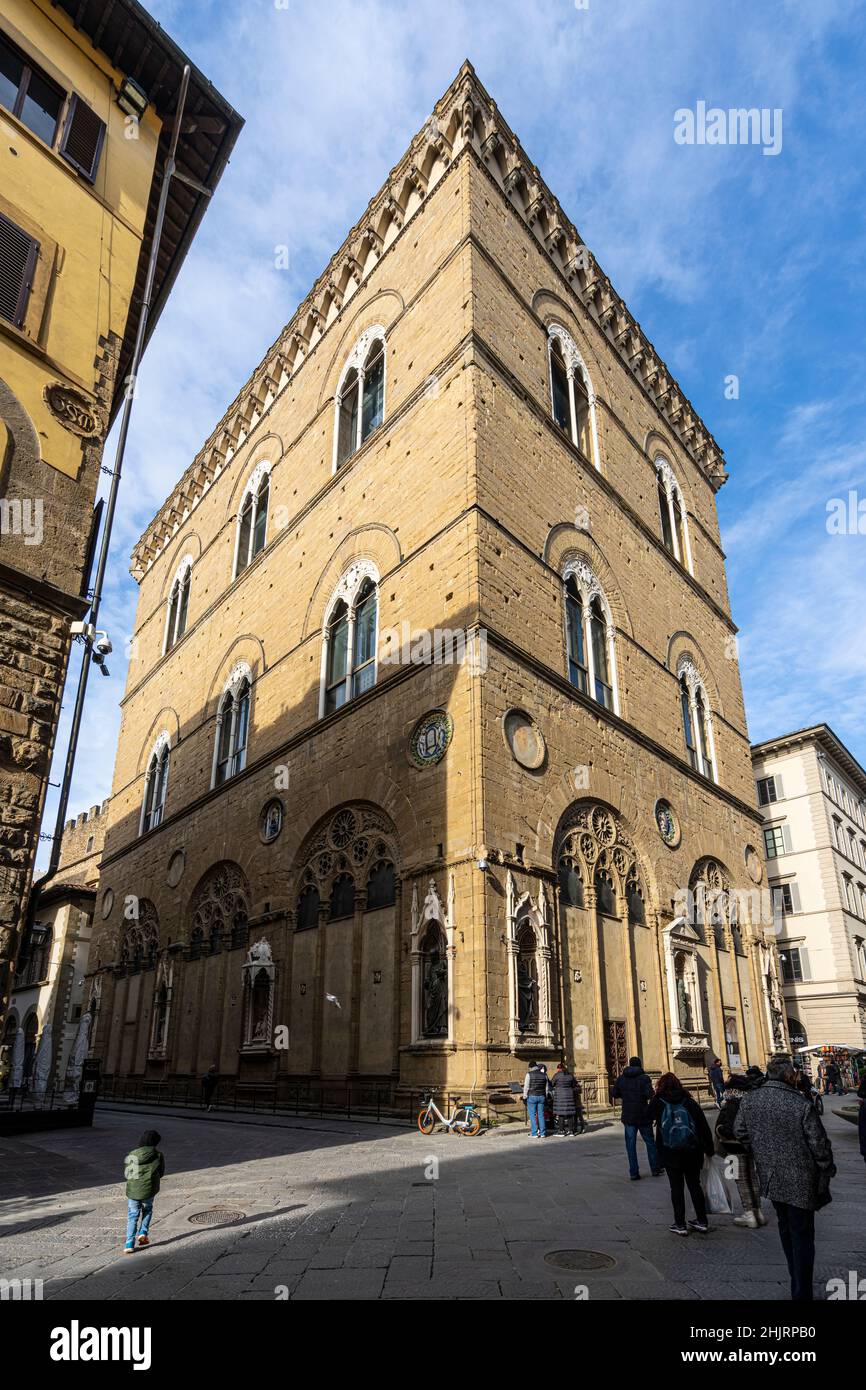 Florenz, Italien. Januar 2022. Außenansicht des Gebäudes, in dem sich die Kirche und das Museum von Orsanmichele im historischen Zentrum der Stadt befinden Stockfoto