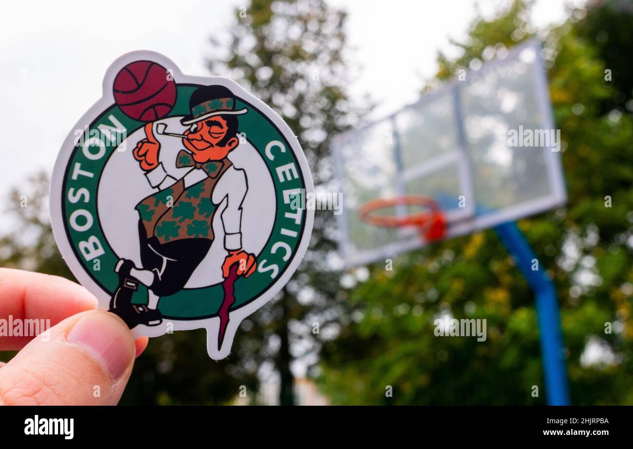 15. September 2021, Boston, USA, Ein Mann hält das Logo des Boston Celtics Basketballclubs in der Hand auf dem Sportplatz. Stockfoto