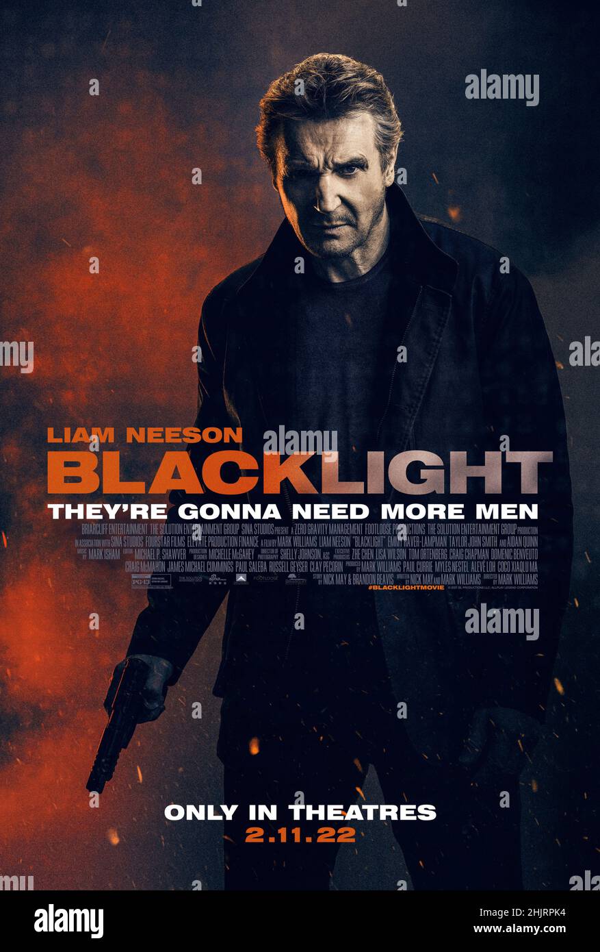 Blacklight (2022) unter der Regie von Mark Williams mit Liam Neeson, Aidan Quinn und Taylor John Smith. Travis Block ist ein Regierungsoperativ, der sich mit seiner schemenhaften Vergangenheit abfindet. Als er eine Verschwörung gegen US-Bürger entdeckt, befindet sich Block im Fadenkreuz des FBI-Direktors, zu dessen Schutz er einst beigetragen hat. Stockfoto