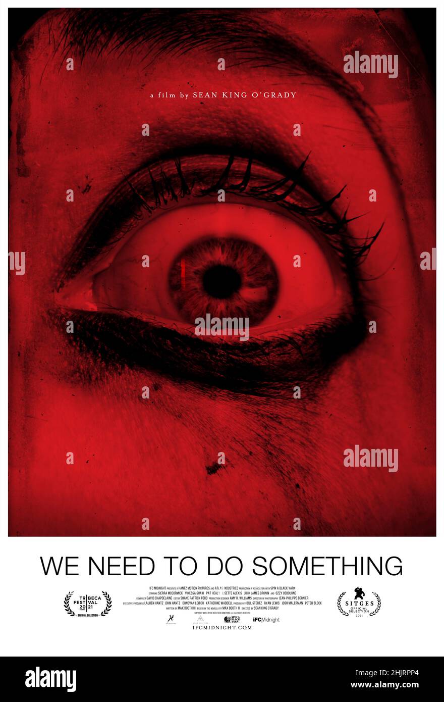 We Need to Do Something (2021) unter der Regie von Sean King O'Grady mit Sierra McCormick, Vinessa Shaw und Pat Healy. Nachdem Melissa und ihre Familie Schutz vor einem Sturm gesucht haben, werden sie gefangen. Ohne ein Zeichen der Rettung erkennt Melissa, dass sie und ihre Freundin Amy etwas mit den Schrecken zu tun haben könnten, die ihre Familie bedrohen. Stockfoto