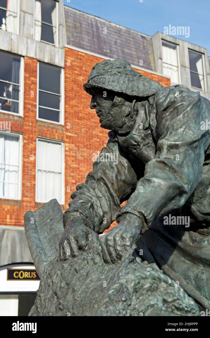 Statue, vom Bildhauer Trevor Harries zur Erinnerung an die Fischer, die ihr Leben verloren, St James Square, Grimsby, Lincolnshire, England, Großbritannien Stockfoto