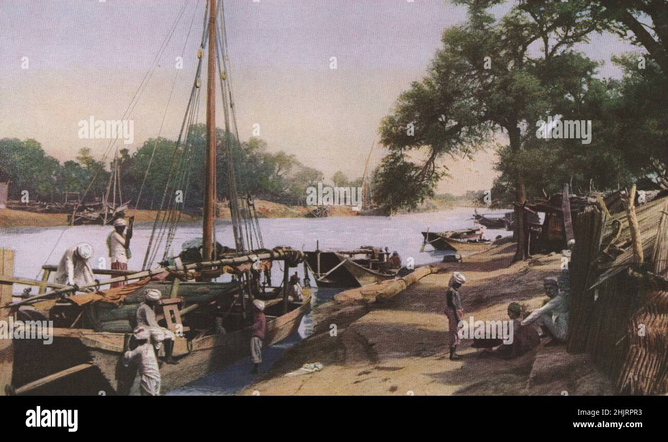 Bahawalpur steht nach dem Sutlej. Diese ungeschickten hochsternierten Boote treiben den Handel auf dem Fluss. Pakistan (1923) Stockfoto