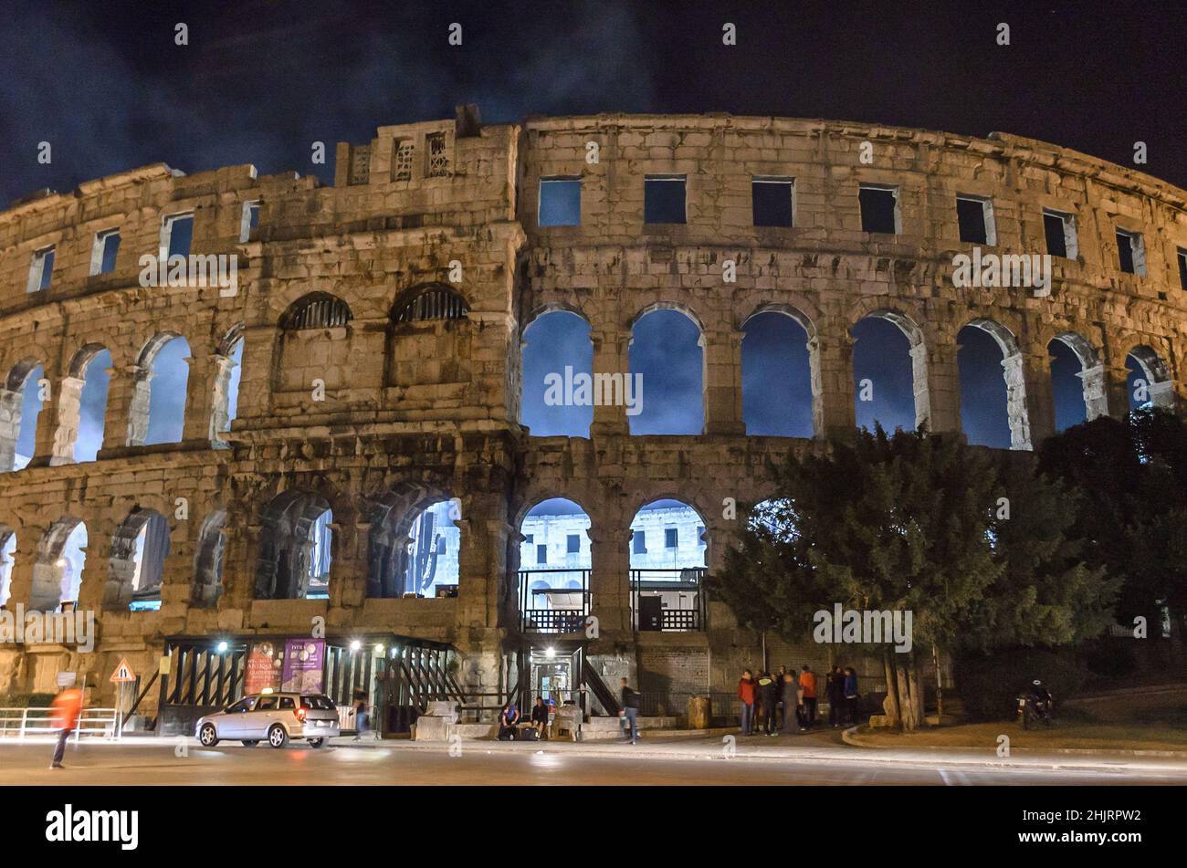 Die Pula Arena ist Gastgeber eines Live-Konzerts in Kroatien. Altes Römisches Amphitheater. Rauch- und Lichtshow, die aus ihr herauskommt. Berühmte Touristenattraktion. Stockfoto