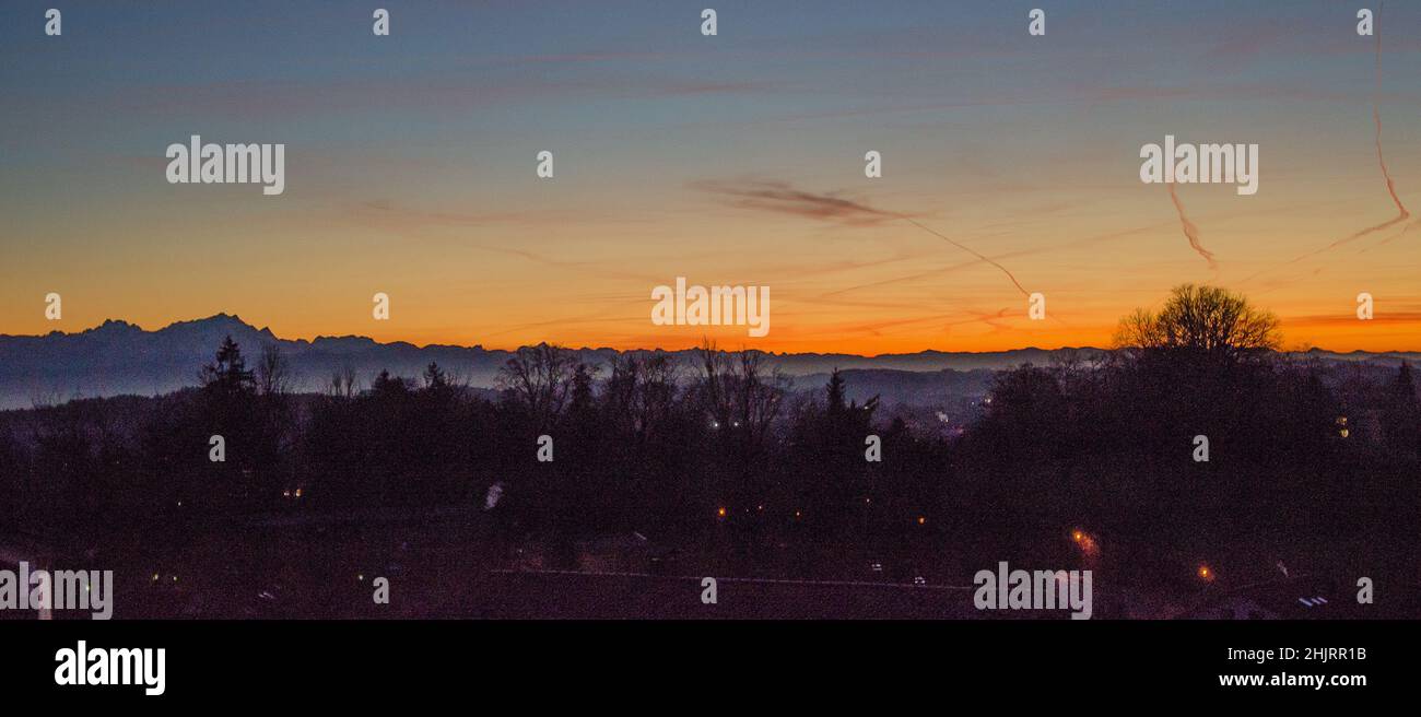 Blick von der Stadt Wangen im Allgäu in Richtung Allgäuer Hochalpen bei Sonnenuntergang Stockfoto