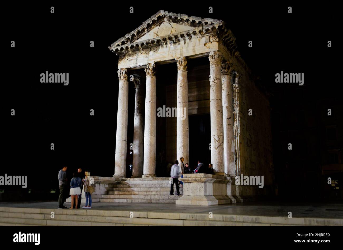 Der antike römische Tempel des Augustus in Pulla, Kroatien, bei Nacht. Ein gut erhaltenes Denkmal. Einzigartiger Architektonischer Stil Stockfoto