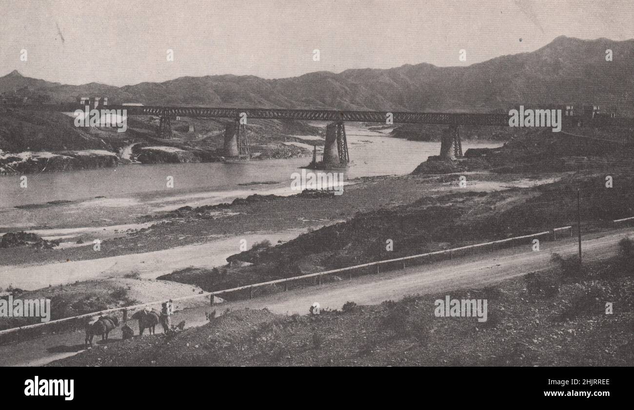 Befestigte Brücke bei Attock unterhalb der Kreuzung der Kabul und Indus. Pakistan. Punjab & N.W. Grenzprovinz (1923) Stockfoto