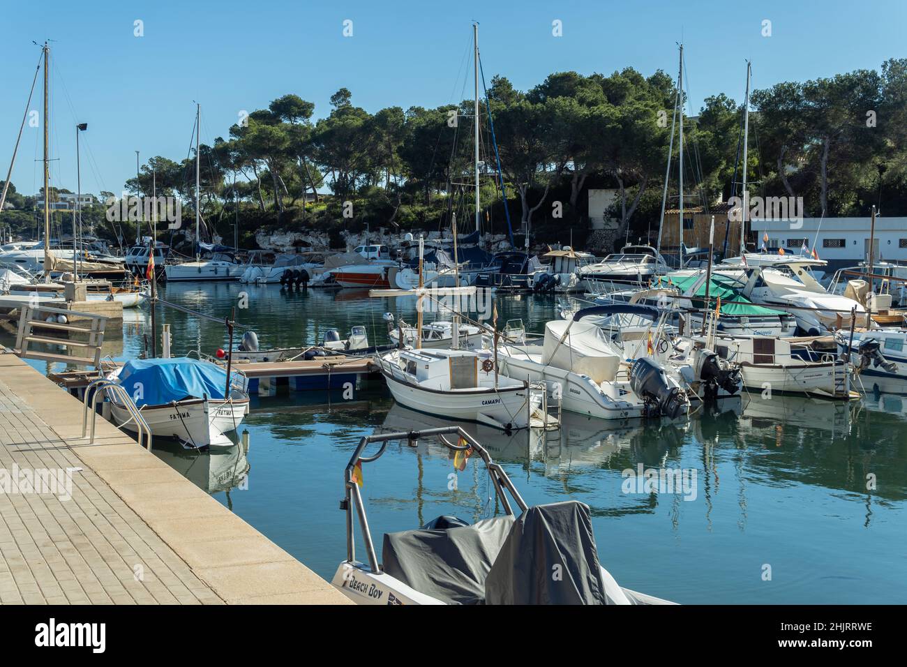 Portopetro, Spanien; januar 27 2022: Yachthafen in der mallorquinischen Stadt Portopetro, mit Yachten und Booten an einem sonnigen Morgen vor Anker. Spanien Stockfoto