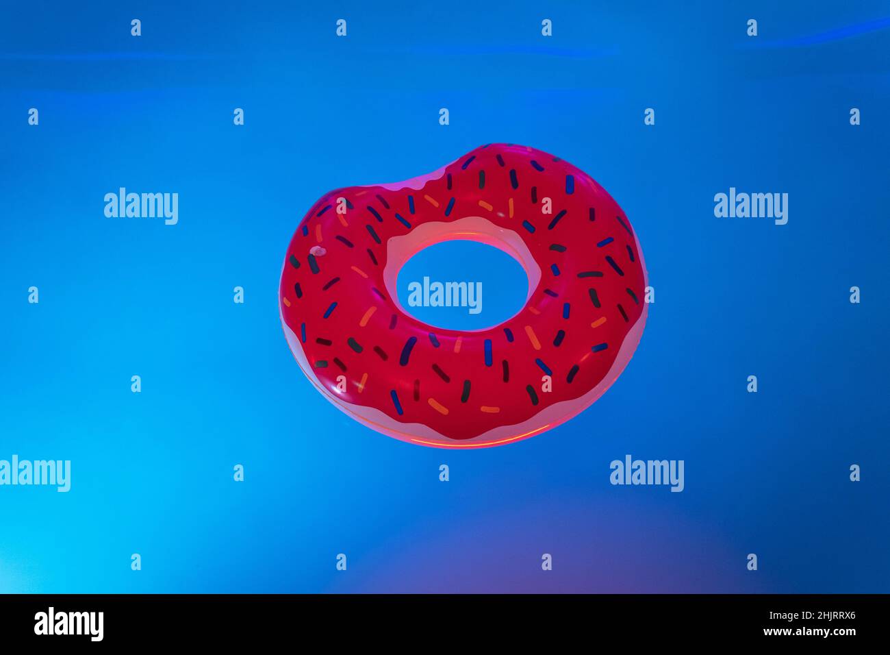 Aufblasbarer Donut-Ring im Schwimmbad Stockfoto