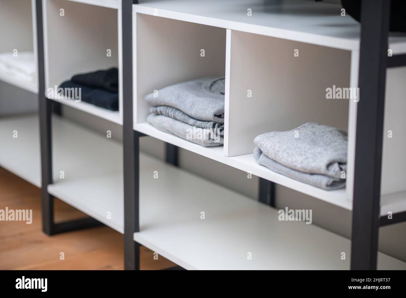 Mehrere Kleidungsstücke in den Kleiderschrank gelegt Stockfoto