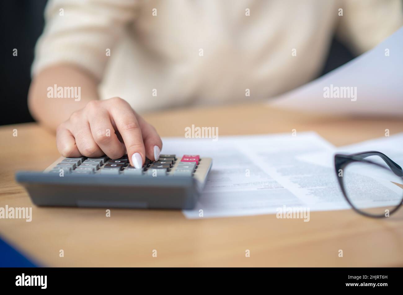 Buchhalter, der das Finanzbudget am Schreibtisch berechnet Stockfoto