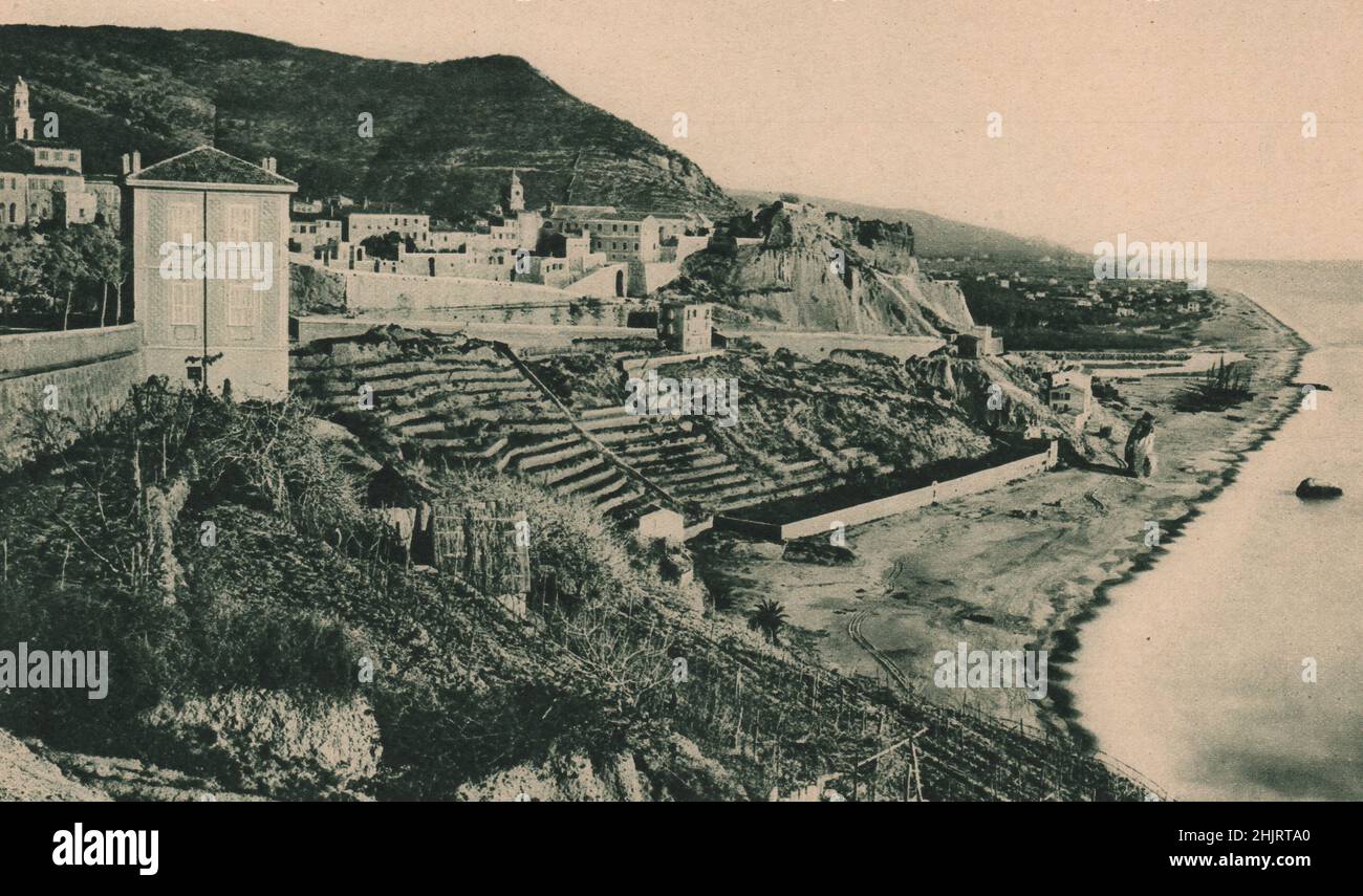 In Ventimiglia fährt der Reisende aus Frankreich nach Italien durch die Zollbehörden. Die Stadt hat eine Burg, eine Kathedrale und einen Blumenhandel. Riviera (1923) Stockfoto