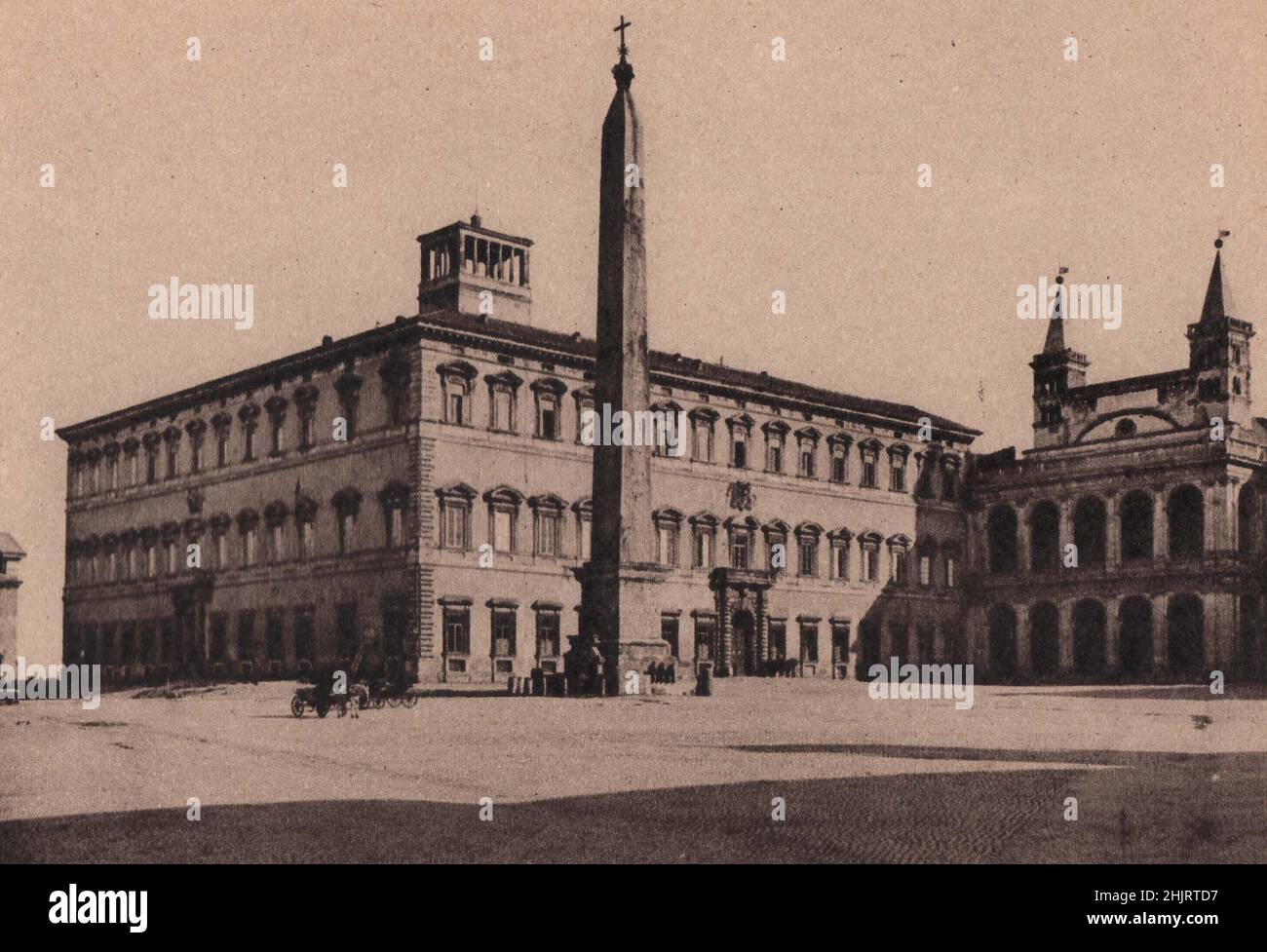 Vor dem Palazzo del Laterano, der Residenz der Päpste, bevor sie nach Avignon gingen, befindet sich ein roter Granitobelisk aus Theben. Rom (1923) Stockfoto