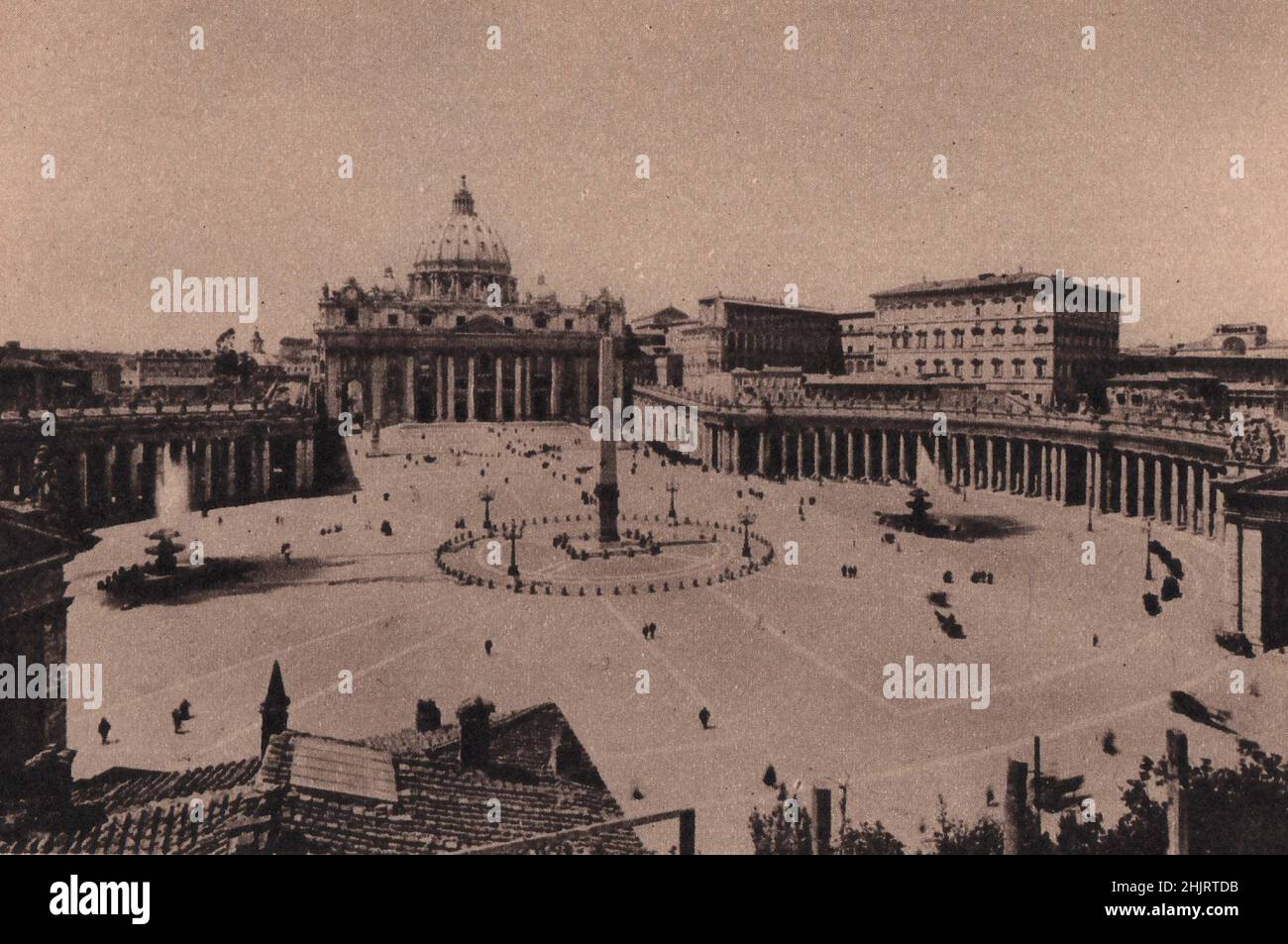 Hinter dem Obelisken auf der herrlichen Piazza di San Pietro steht der Petersdom, die Hauptkirche der römisch-katholischen Christenheit. Rom (1923) Stockfoto