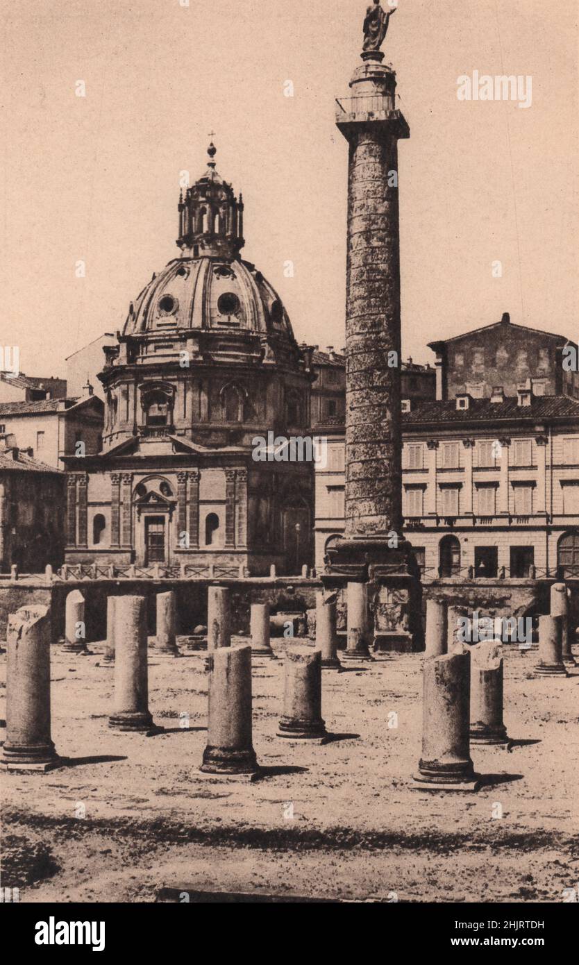 St. Peter aus dem Marmorschaft der Trajanssäule blickt auf das Forum, von dem aus die Kuppel von Santissimo Nome di Maria aufragt. Rom (1923) Stockfoto