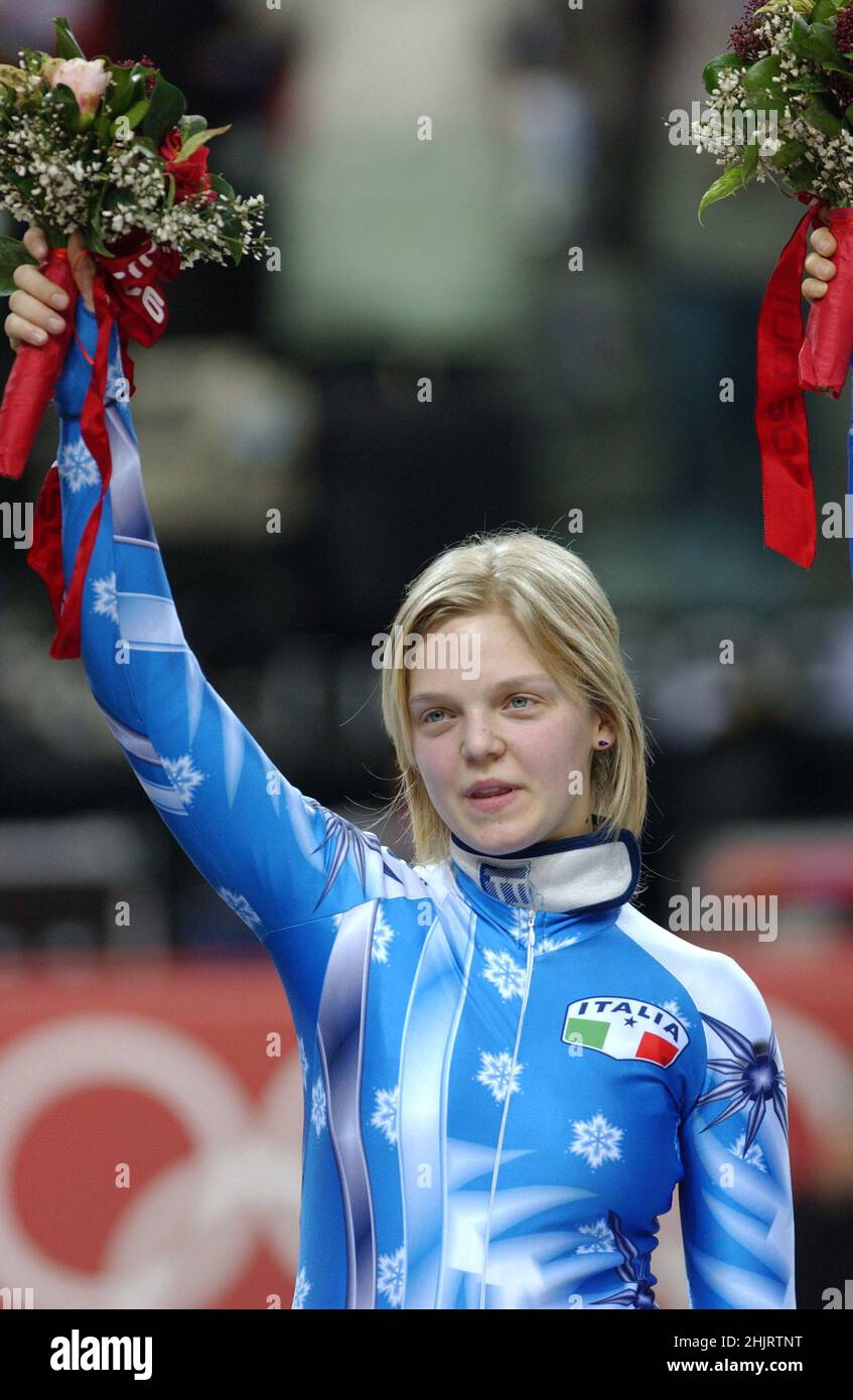 Turin 2006 Olympische Winterspiele, Kurzbahn-Finalstaffel weiblich 3000MT : Fontana Arianna, Skaterin des italienischen National Short Track, während der Bronzemedaillenverleihung Stockfoto