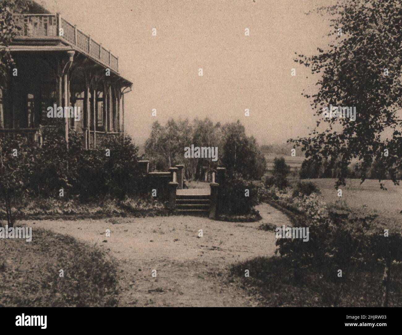 Über dieses hölzerne Landhaus in der Nähe von Moskau erstrecken sich schöne Anlagen, ungezäunt und in die benachbarten Wälder verschmolzen. Russland (1923) Stockfoto