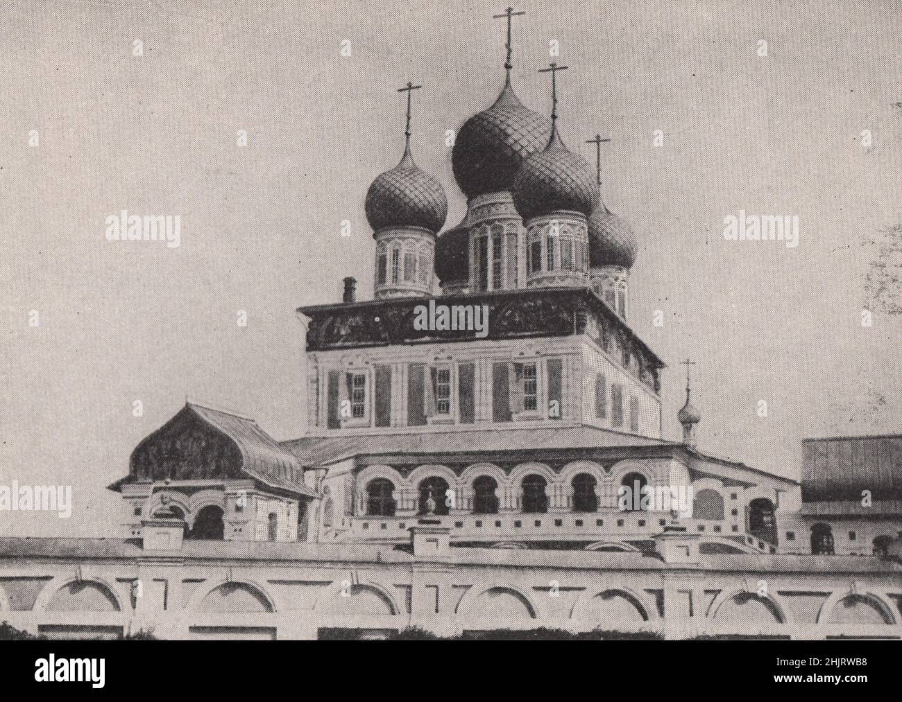 Freskengeschmückte Außenwände eines Yaroslavl-Heiligtums. Russland (1923) Stockfoto