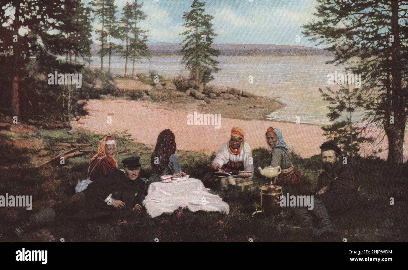 Der Samowar wurde von diesen Karelianern aus dem eigenen Land gebracht, um Tee zuzubereiten. Russland. Der Fluss liegt in der Nähe des Erzengels (1923) Stockfoto