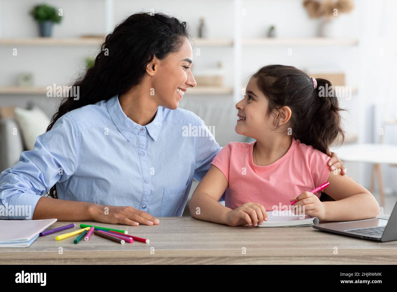 Frohe Familie. Porträt Von Junge Arabische Mutter Und Ihre Süße Kleine Tochter Stockfoto