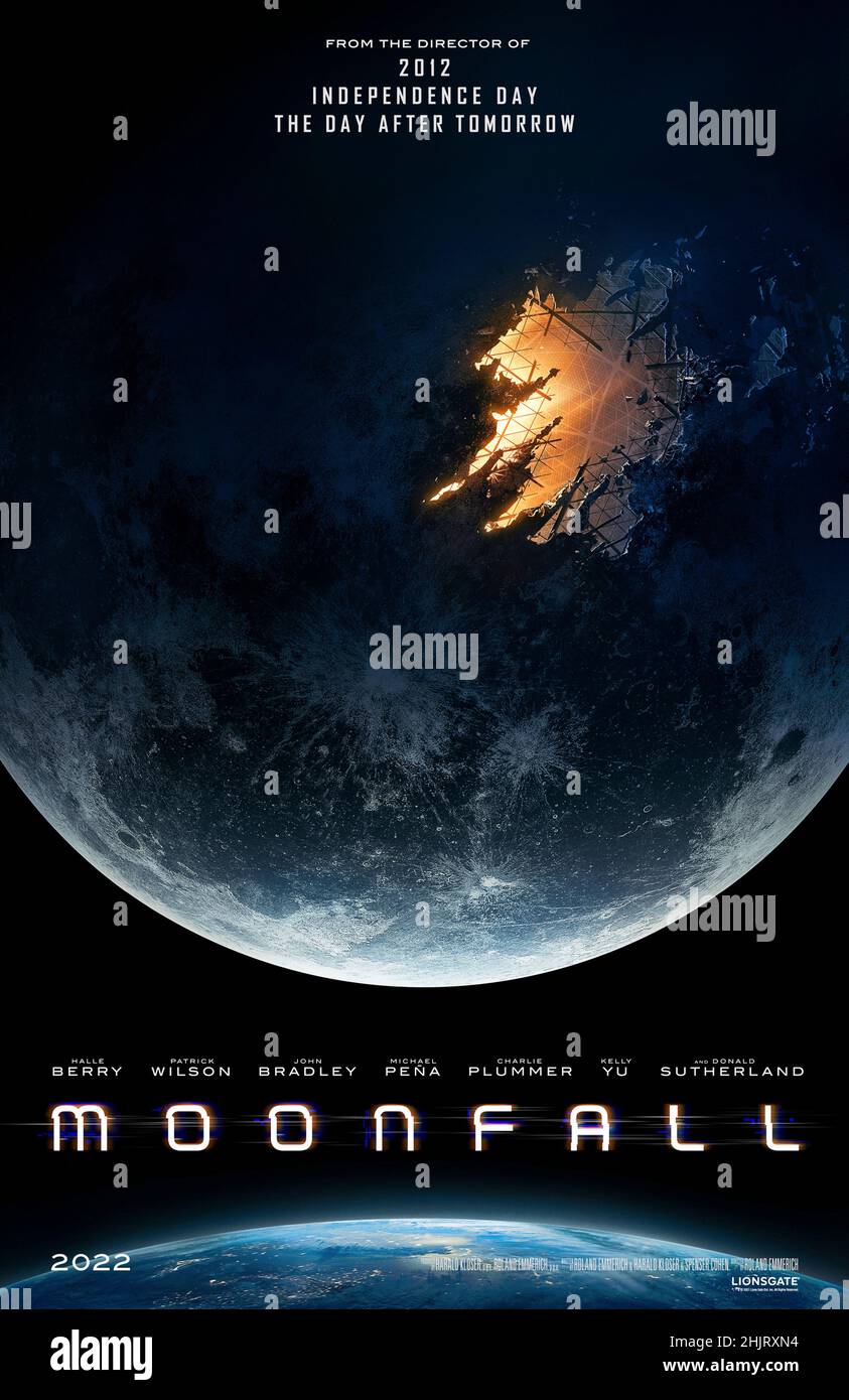 Moonfall (2022) unter der Regie von Roland Emmerich mit Halle Berry, Patrick Wilson und John Bradley. Eine geheimnisvolle Kraft klopft den Mond aus seiner Umlaufbahn um die Erde und schickt ihn auf einen Kollisionskurs mit dem Leben, wie wir es kennen. Stockfoto