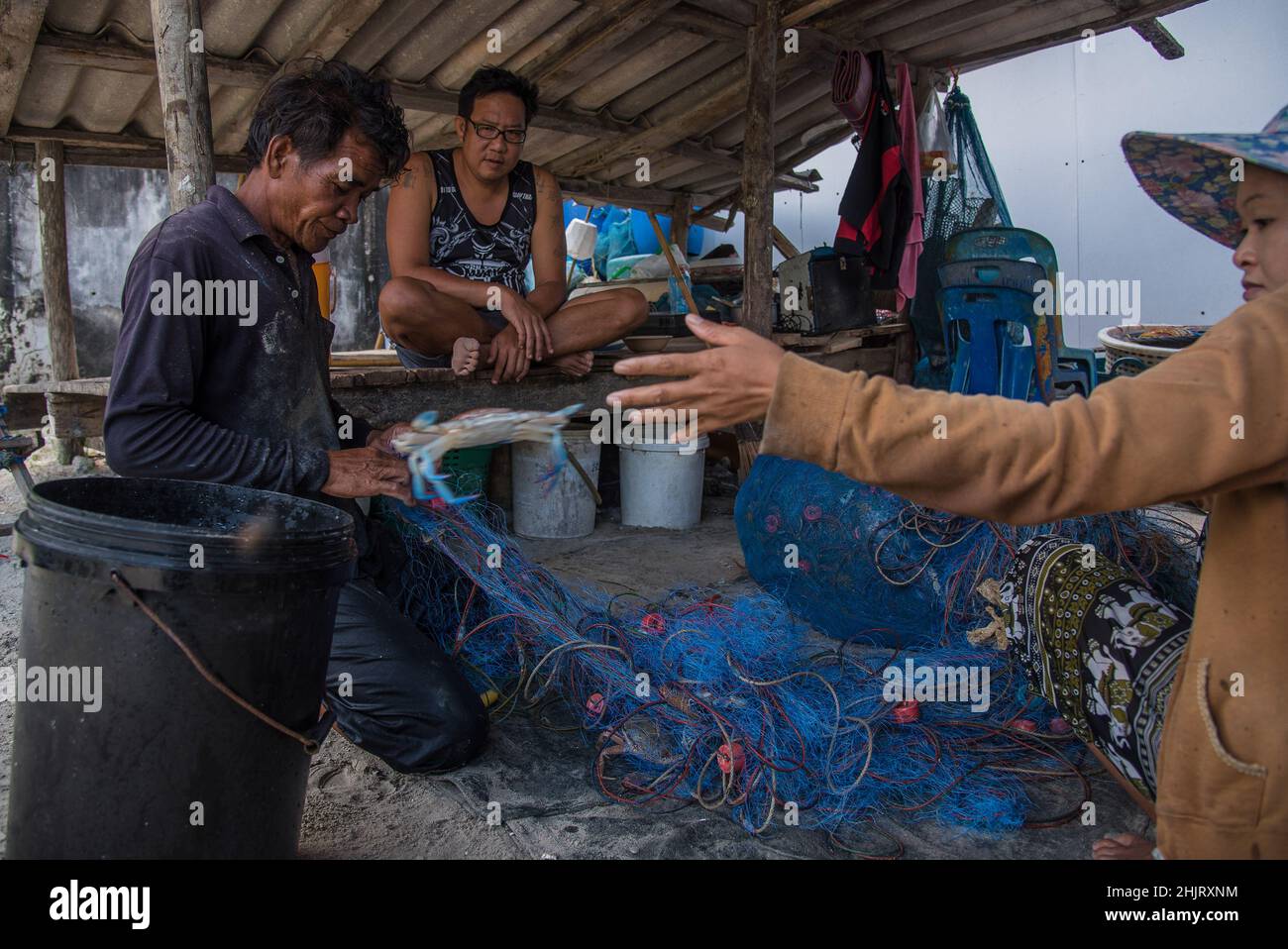 Rayong, Thailand. 31st Januar 2022. Lokale Fischer sahen, wie sie die Krabben am Strand von Mae Ramphueng in Rayong aussortiert hatten.Ein Leck aus einer Unterwasser-Ölpipeline 20km (12,4 Meilen) vor Thailands Ostküste am Strand von Mae Ramphueng in der Provinz Rayong, Thailand, das aufgrund der gefährlichen Kontamination durch Ölverschmutzungen befürchtet wird, die lokale Fischerei- und Fischindustrie negativ zu beeinflussen. (Foto von Peerapon Boonyakiat/SOPA Images/Sipa USA) Quelle: SIPA USA/Alamy Live News Stockfoto