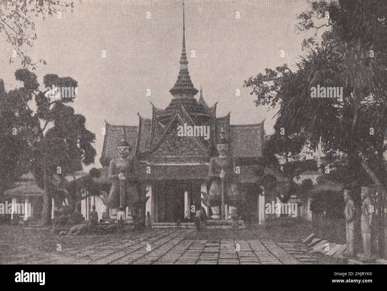 Riesige Figuren bewachen das Tor von Wat Chang. Thailand. Siam (1923) Stockfoto