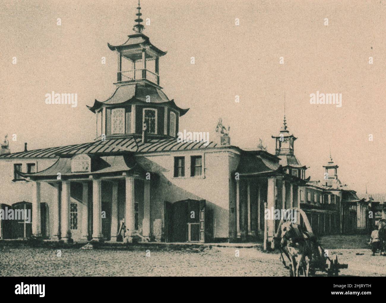 Geschwungene Dachrinnen auf diesem Gebäude im Spasskaya Ploshchad in Chabarowsk zeigen starken mongolischen Einfluss in seiner Architektur. Russland. Sibirien (1923) Stockfoto