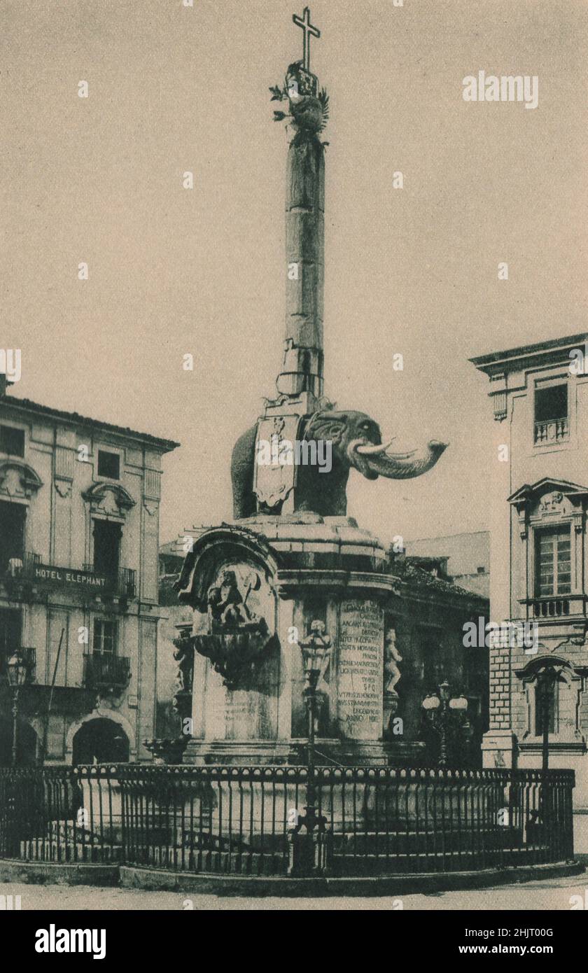 Ein Elefant, der einen ägyptischen Obelisken unterstützt, ziert den Brunnen in der Mitte der Piazza del Duomo von Catania. Italien. Sizilien (1923) Stockfoto