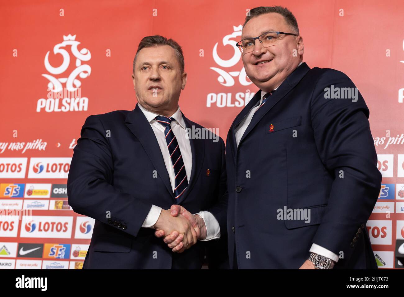 Warschau, Polen. 31st Januar 2022. Cezary Kulesza, Präsident des Polnischen Fußballverbands, und Czeslaw Michniewicz schütteln sich die Hände während der Präsentation des neuen Trainers der polnischen Fußballnationalmannschaft im PGE-Narodowy-Stadion vor der Presse. (Foto von Mikolaj Barbanell/SOPA Images/Sipa USA) Quelle: SIPA USA/Alamy Live News Stockfoto