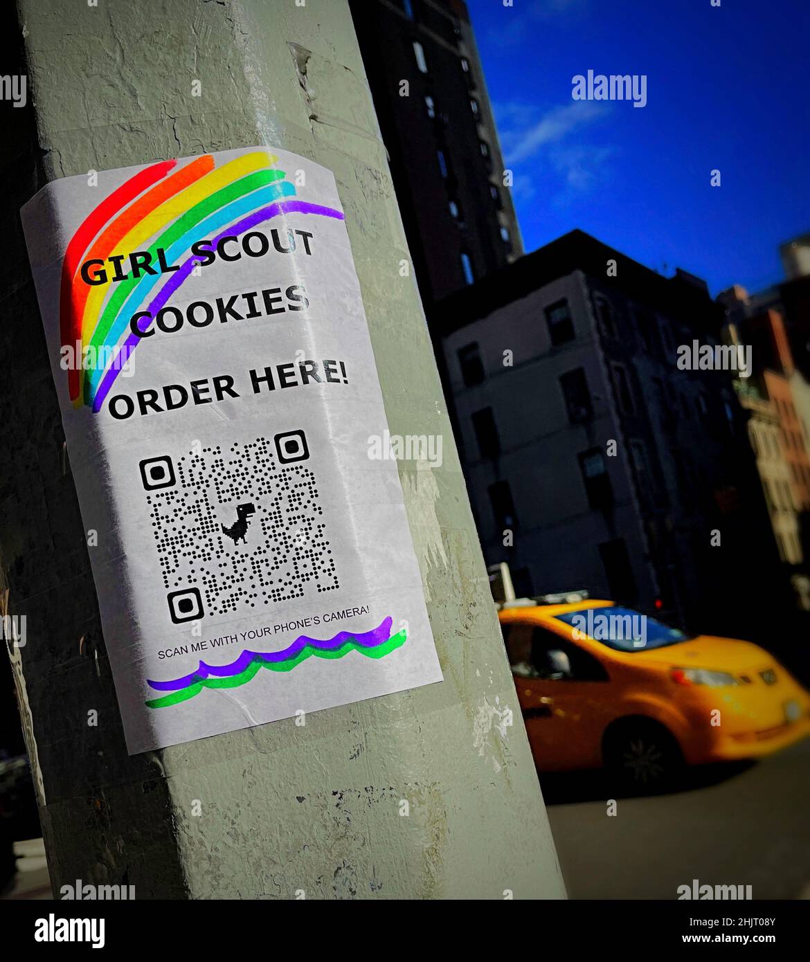 QR Code oder hier Schild für Girl Scout Cookies, NYC, USA, 2022 Stockfoto