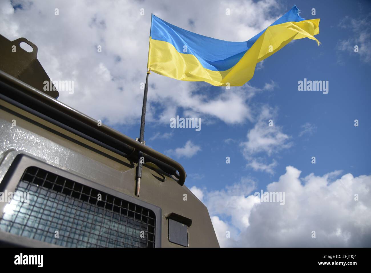 Starychi, Ukraine. 20th September 2019. Ukrainische Flagge winkt während einer gemeinsamen Militärübung Rapid Trident 2019 im Internationalen Zentrum für Friedenssicherung und Sicherheit der Nationalen Akademie der Landstreitkräfte in der Nähe von Lviv. (Foto von Mykola Tys/SOPA Images/Sipa USA) Quelle: SIPA USA/Alamy Live News Stockfoto