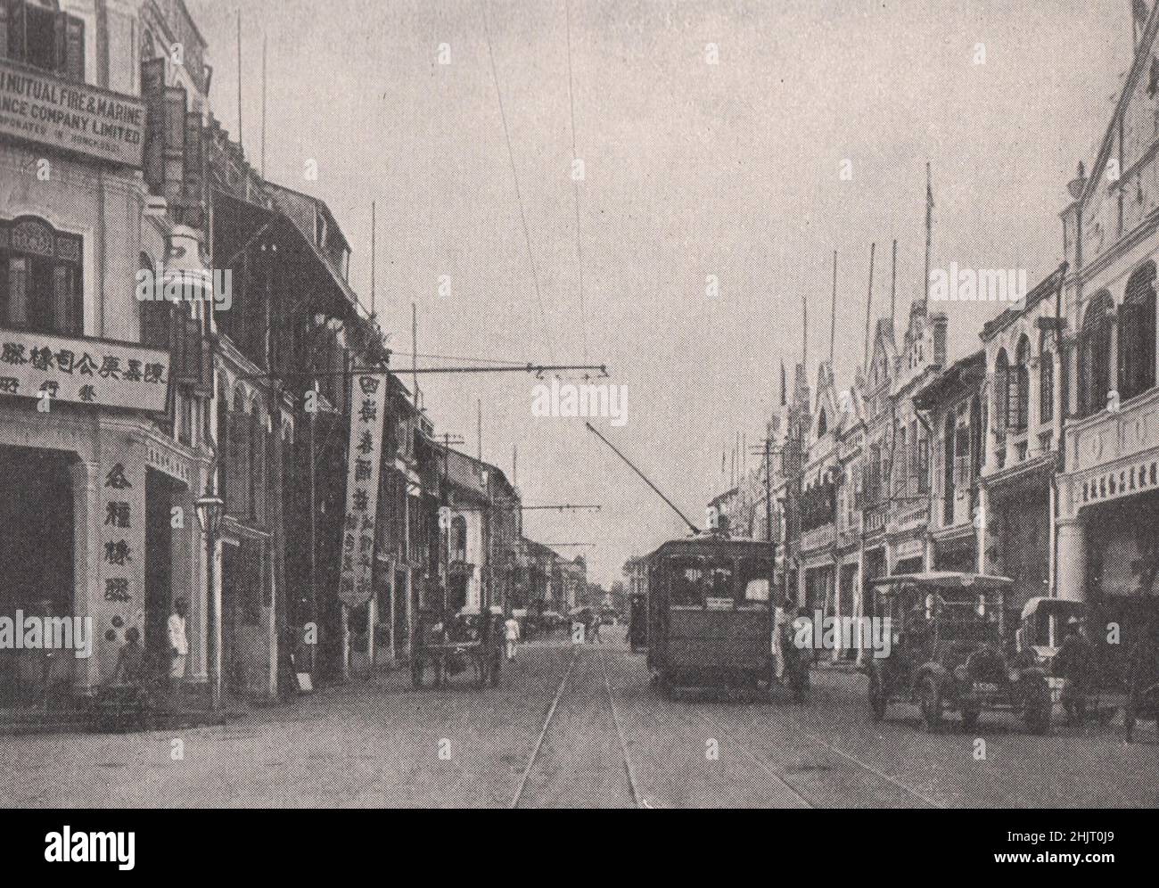 Kontraste des städtischen Verkehrs in der Südbrückenstraße. Singapur (1923) Stockfoto