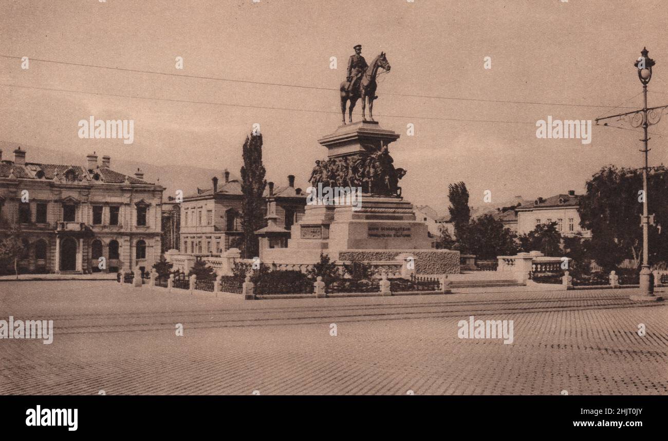 Sofia. Auf dem Platz vor dem Parlamentsgebäude steht ein Denkmal für Alexander II., den Zaren-Befreier, der Bulgarien 1878 befreite (1923) Stockfoto
