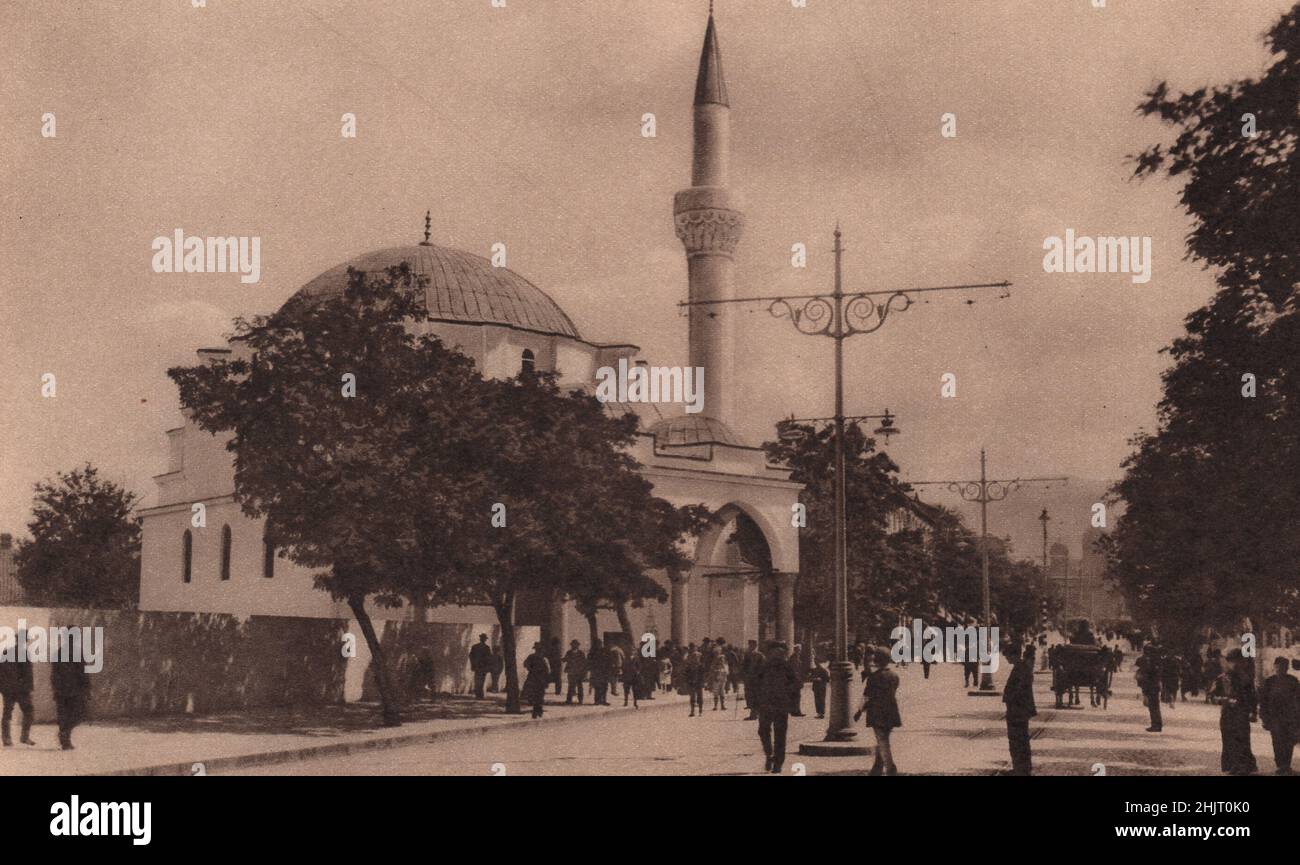 Neben dem Maria Luisa Boulevard steht die Banya-Bashi Moschee mit ihrem weißen Minarett. Bulgarien. Sofia (1923) Stockfoto