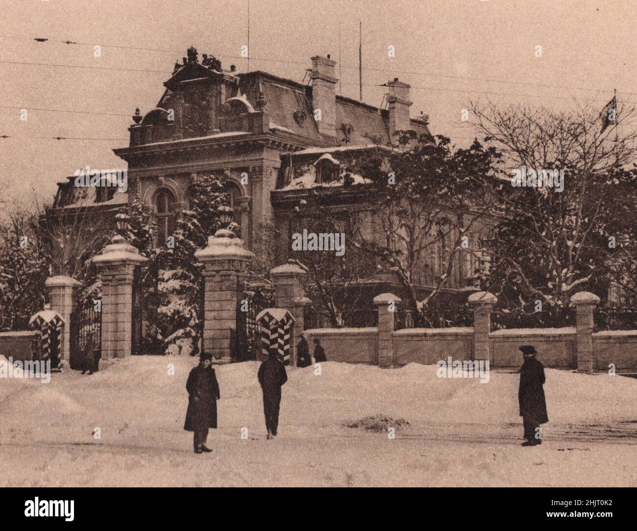 Farbenfroh bemalte Wachtposten markieren das Tor zum königlichen Palast, der von einem weitläufigen Gelände im Herzen von Sofia umgeben ist. Bulgarien (1923) Stockfoto