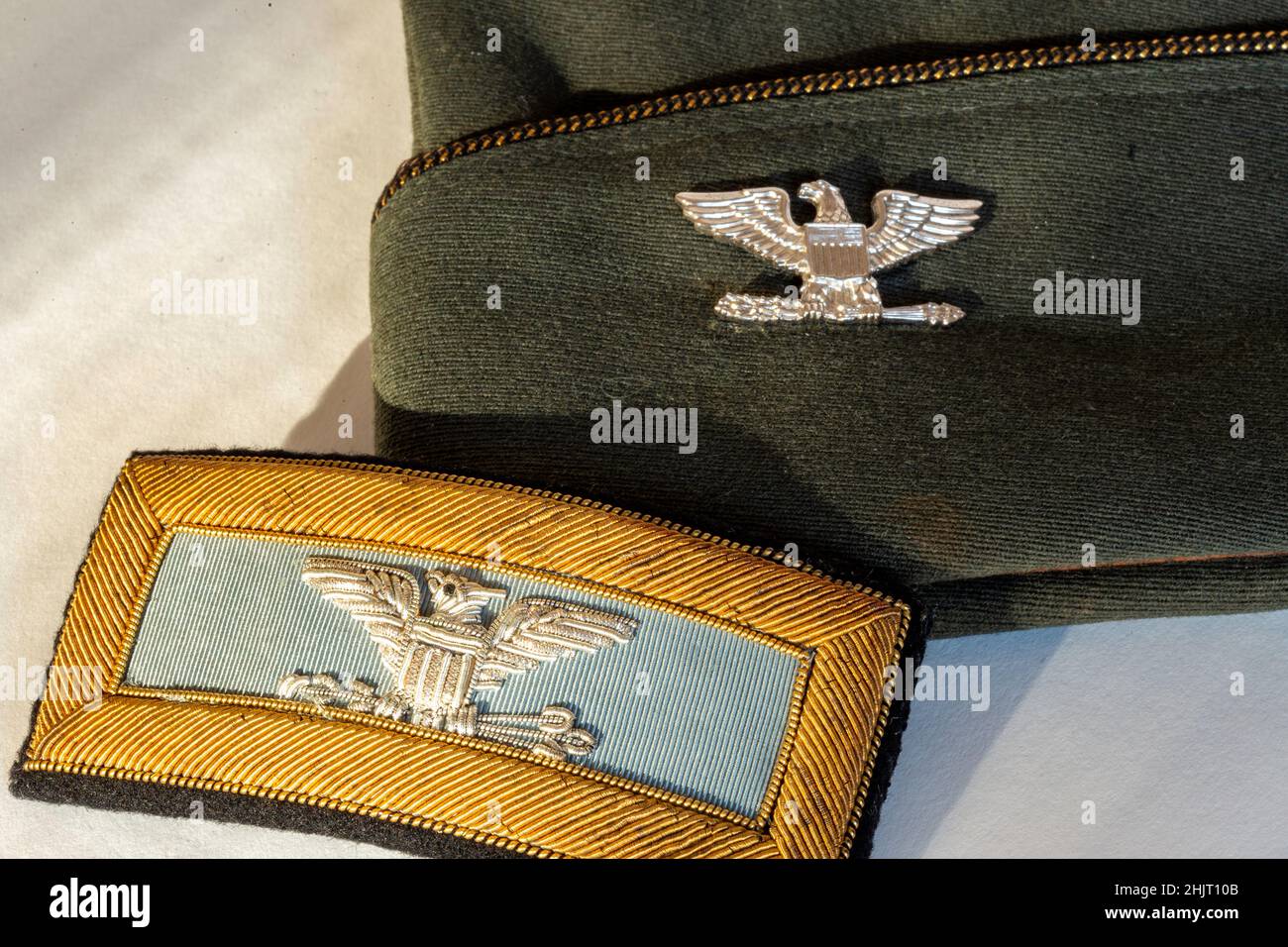 US-Armee Oberst Garnison Kappe und Kleid blau Infanterie Zweig Schulterbrett Stillleben, USA Stockfoto